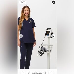 Women’s Figs Maternity scrub set (Zamora Jogger Pants Small + Octavia Top Small)